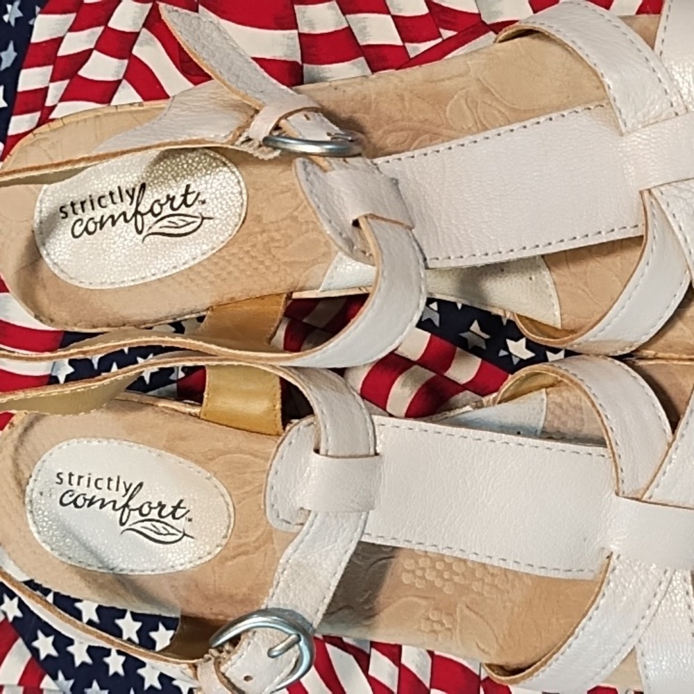 Easy Street Strictly Comfort EUC Tan Sandals Strappy Design Buckle Closure. 8M. - Picture 6 of 7